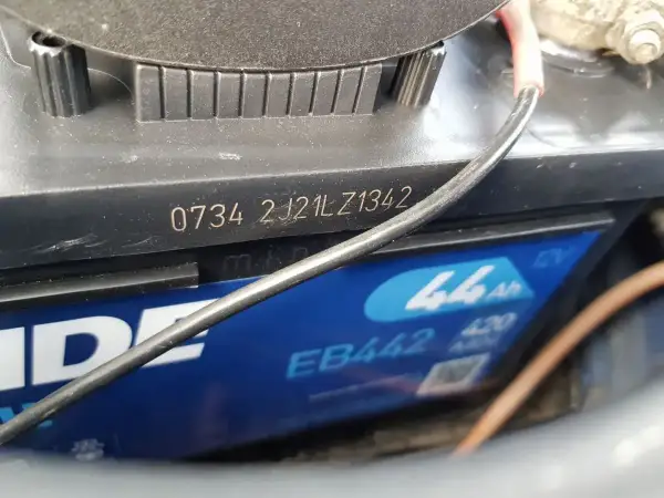 Na akumulatorze widoczny jest kod 0734 2J21LZ1342, który może oznaczać datę produkcji akumulatora.