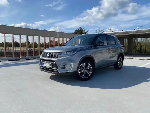 Szary Suzuki Vitara na parkingu. Zastanawiasz się, jaki silnik najlepszy do tego modelu?